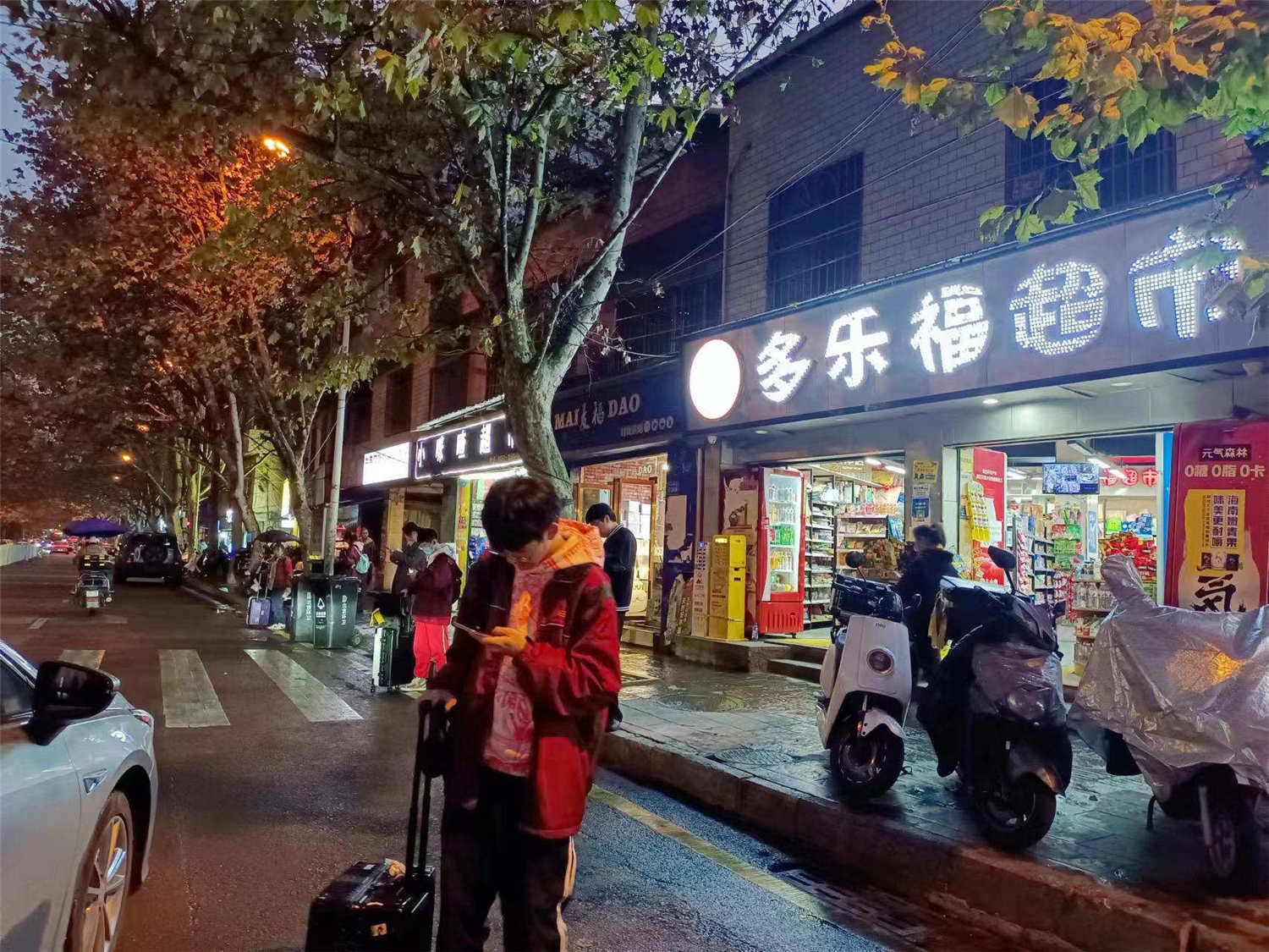 云岩区东山实验三中盈利超市转让